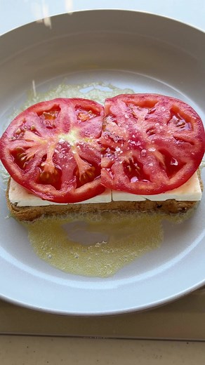 Feta and Tomato Grilled Cheese Sandwich: A Crunchy Delight
