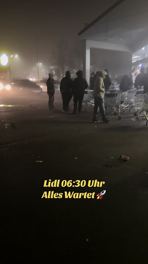 Schlange bei Lidl für Feuerwerk am 28.12.2024