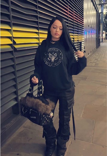 Stylish All-Black Outfits for Every Occasion