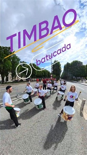La batucada TIMBAO joue aux côtés de l'ARC pour motiver les coureurs de l'Adidas 10k en samba Reggae