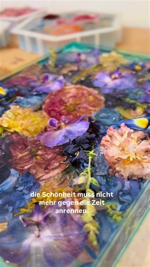 Resin Art Zürich 🤍 on Instagram: "Blütenzauber für die Ewigkeit! ✨🌸 Hinter jedem meiner Stücke steckt eine Menge Sorgfalt und Liebe zum Detail. Bevor die Magie beginnt, heisst es erst einmal: Sicherheit geht vor! 🧤😷 Mit Maske und Handschuhen ausgestattet, mische ich das hochwertige @artline_epoxy_resin an, damit alles perfekt wird. Ganz ruhig und behutsam giesse ich das Harz auf, bis die Blüten förmlich darin zu schweben scheinen. ✨ Dann folgt der wichtigste Teil für das perfekte Finish: jed