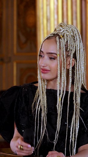 Événement ✨ @monroe.musique dévoile une version piano inédite de « Regarde ! » dans le cadre majestueux de l’Opéra du Château de Versailles. Rendez-vous à 18h sur la chaîne officielle @Eurovision 💙🤍❤️ Monroe unveils a brand new piano version of « Regarde ! » in the majestic Opera of Château de Versailles. Tune in at 6PM on the official Eurovision channel 💙🤍❤️ Remerciements à l’Etablissement public du château, du musée et du domaine national de Versailles et à son président M. Christophe Leri