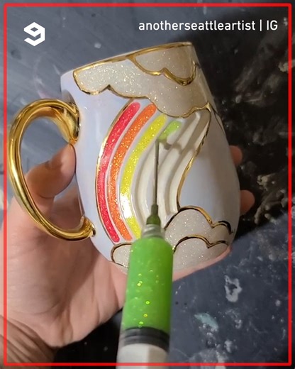 Rainbow geode mugs make your morning fabulous. 📹anotherseattleartist | IG | 9GAG Foodgasm
