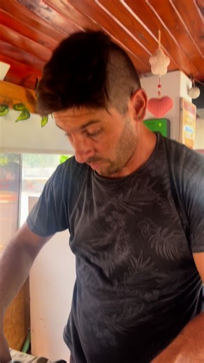 y ahora ¿qué bxxxx hacemos con esto? y bue, esto también es parte de la real van life! que levante la mano quien no pasó alguna vez por esto! te leo en comentarios, ¿cómo solucionarías esto? #familiaviajera #travel #unsueñofamiliaviajera #brasil #mecánica #boavista | Un sueño familia viajera