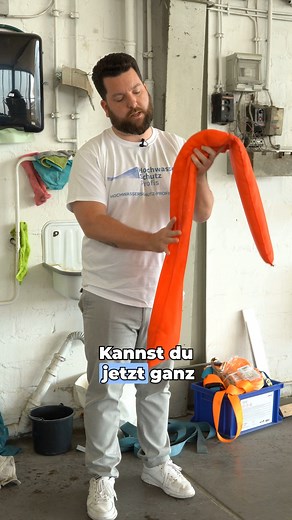 💧 Hydro Snakes: Die bessere Alternative zum Sandsack? Wenn es um Hochwasserschutz bei Starkregen oder Rückstau geht, denken viele immer noch an Sandsäcke. Doch die sind oft unpraktisch: schwer, unhandlich, schmutzig – und im schlimmsten Fall Sondermüll. Die Lösung? Hydro Snakes. Diese modernen Wassersperren bestehen aus PP-Vlies, Superabsorber (SAP) und Zellstoff. Im trockenen Zustand leicht und kompakt – beim Kontakt mit Wasser saugen sie sich in Sekunden voll und bilden eine dichte Schutzbarr