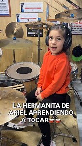 La hermanita de Ariel tiene 6 años y también poco a poco está aprendiendo a tocar!!!!😃😃🙏🙏🥁🥁 Así que tendremos otra baterista en la casa 🤣🤣🤣 Seguimos a tope y feliz lunes para todos!!!!💪💪🔥😀 . . . . . . . . . . . . . . . . #drummer #drums #drumming #niños #musica | Ariel Echeverry Drummer