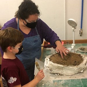 How do paleontologists transport fragile fossil bones from the field to the lab?