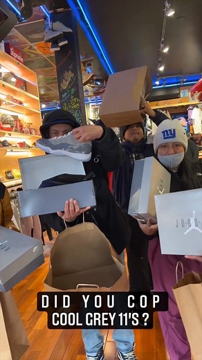 Sneaker Con on Instagram: "Do you prefer to buy your kicks online or waiting in line? @alltheright felt like the good ol’ times."