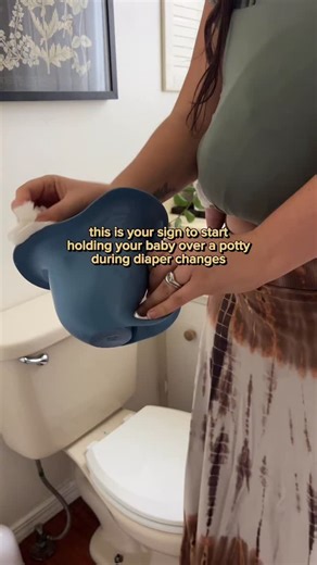 🌀 sage 🌀 on Instagram: "but don’t just stop there 😏⬇️ Elimination Communication (EC) is much easier than it seems. Here is our experience so far, as first time parents to a 6 week old baby: ~ We did not attempt to vertically catch pees or poos until she was a few weeks old, although looking back, we totally could have. We were afraid of hurting her neck as first time parents. ~ From birth, we would give her diaper free time on her changing pad. Naturally, she would go during this time to avoi