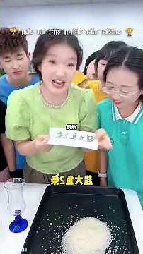 Un couple se prépare pour le bureau la nuit pour gagner du temps le matin.