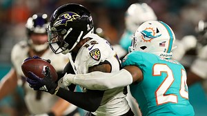 Rashod Bateman breaks free for 20-yard catch and run