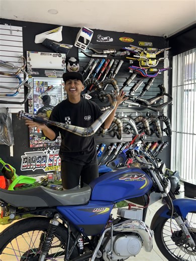 Biker Stunts and Speed with Suzuki AX 100 in Cúcuta