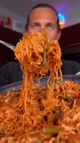 Zach Rocheleau on Instagram: "🍜 445 Cal Gochujang Ramen 📍Let me show you how to eat a lot of ramen and lose weight! This recipe will bring ramen back into your diet with ease with each serving being BIG and only 445 calories with 40g protein! ✅ Macros for 1/4th the Recipe: 445 Cals, 42g Carbs, 13g Fat, 40g Protein ✳️ Ingredients for Sticky Honey Sriracha Sauce: 50g Gochujang Paste 50g Honey 28g Soy Sauce 14g Rice Vinegar 7g Sesame Oil 7g Corn Starch ✳️ Rest of Ingredients: 1.5lb 