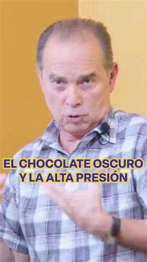 9. Chocolate negroEl chocolate negro de calidad (con más del 70 % de cacao) no es solo un capricho.Contiene:• Hierro• Magnesio• Antioxidantes• TeobrominaA mayor porcentaje de cacao, más compuestos beneficiosos y menos azúcar.