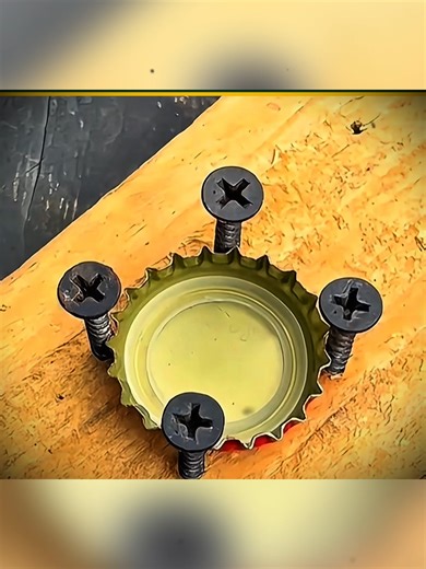 TAMPA DE GARRAFA tem 5 usos SECRETOS que ninguém sabe! 🤯 Frasco de tempero caseiro, ralador facilitado, esconderijo secreto debaixo da mesa, mini caixa, porta-joias de bolsa e organizador de colheres! Tudo com tampa de garrafa 🔥♻️ Qual você testa primeiro? #lifehacks #diy #tutorial #reciclagem #viral #truques