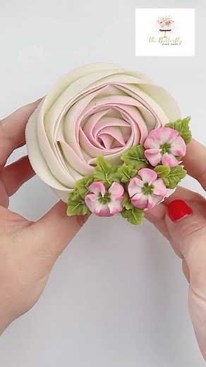 292K views · 7K reactions | Pretty buttercream rosette but upgraded...