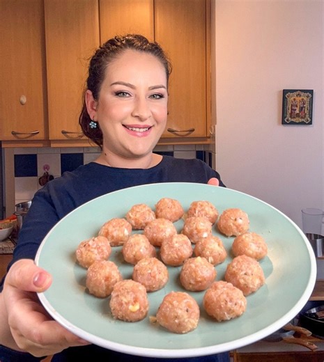 Ciorba de perisoare din piept de curcan #ciorbadeperisoare #ciorbe #retete #fyp #recipes Reteta 🌺1 ceapa 🌺sare dupa gust 🌺2 pastarnaci 🌺3-4 morcovi 🌺1 ardei gras 🌺1/3 telina 🌺250 gr rosii 🌺2 foi de dafin 🌺cimbru 🌺350 gr piept de curcan 🌺3-4 L de apa 🌺350 ml bors 🌺1 mana de orez Cutitele de la Samura pot fi gasite la Altex!🙏🌺 Recipe 🌺 1 onion 🌺 salt to taste 🌺 2 parsnips 🌺3-4 carrots 🌺 1 bell pepper 🌺 1/3 celery 🌺 250 gr tomatoes 🌺 2 bay leaves 🌺 thyme 🌺 350 gr turkey bre