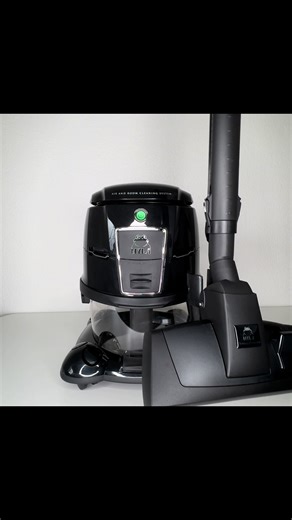 Ich bin einfach stolz auf unser eigenes HYLA-Produkt 🐸 Durchdacht, hochwertig und im Alltag einfach unschlagbar. Und ganz ehrlich: Jeder HYLA-Besitzer sollte die Parkhalterung haben. Warum? 👇 ✔️ Dein HYLA-Schlauch steht sicher und stabil ✔️ Kein Umkippen, kein Chaos ✔️ Immer griffbereit, immer ordentlich ✔️ Schont Gerät und Nerven im Alltag ✔️ Perfekt für ein aufgeräumtes Zuhause Ein kleines Zubehör mit riesigem Unterschied ✨ Ich möchte meine Parkhalterung nicht mehr missen. 👉 Ab sofort auch 