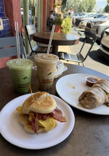 Today we took notes on La Grande Orange located in Phoenix, AZ. We loved the ambiance and all of the cute goodies you can pick up along w a wide variety of delicious foods and drinks! We rate it an 8.5! Highly reccomend and we’ll be back to try more! 🍵☕️🍊 #arizona #phoenix #coffee #matcha #review