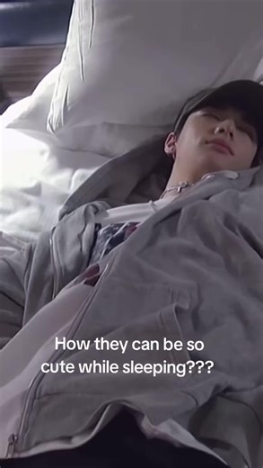 I'm melting hereeeee they are so cuteeeee😭 #straykids #skz #sleep #cute