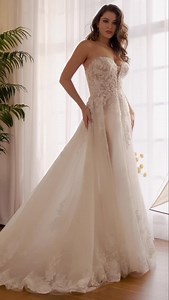 take the plunge in a wedding dress that brings the va-va-voom!✨🤍👰🏻‍♀️🤍✨ • • • #martinthornburg #martinthornburgdress #weddingdress #weddinggown #bridalgown #bridallook #sexyweddingdress #weddingdressshopping #weddingdressinspo #sayyestothedress #bride #bridetobe #brideinspo #bridetok #gettingmarried | Martin Thornburg