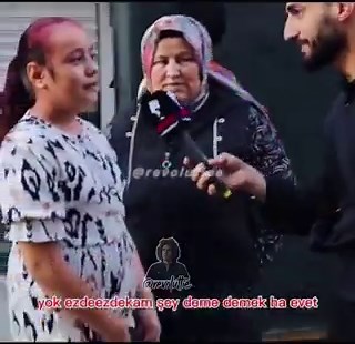 “En sevdiğiniz Kürtçe kelime nedir?” sorusuna, annenin “Biz ona karşıyız” demesi işe yaramadı, küçük kız “Ez ji te hez dikim” yanıtını verdi. Çocukların bu yaklaşımı umut verici, sokaklar her zaman böyle pozitif olsun.