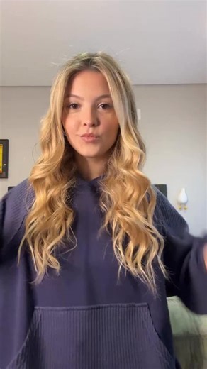 Júlia Gomes on Instagram: "Quem ai gosta de fazer mala??? Ta chegando o dia da minha viagem e eu nao poderia estar mais animada, ainda mais com a @efbrasil cuidando de tudo pra mim! Contando os dias para realizar um sonho, la do outro lado do mundo 🥹🩷 #publicidade"