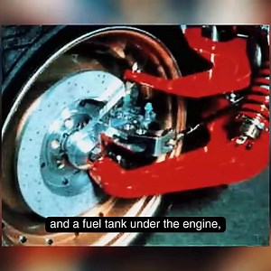 29K views · 17 reactions | Inženýr Formule 1 a motocyklový génius André de Cortanze vymyslel v roce 1978 motocykl bez rámu.勞 ELF X měl nejen pokrokový design, ale i velmi výkonný dvoutaktní motor Yamaha. Dvojité trojúhelníkové přední zavěšení a palivová nádrž pod motorem navíc výrazně zlepšily těžiště a stabilitu. Hotová revoluce ve světě motocyklů! ️ | TotalEnergies | Facebook