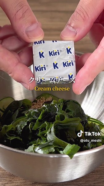 さっぱりなのに濃厚 副菜 『きゅうりとワカメのクリチ和え』 材料（2人分） \t•\tきゅうり…1本 \t•\tめんつゆ（2倍濃縮）…大さじ1 \t•\tごま油…小さじ1 \t•\t白いりごま…大さじ1 \t•\tクリームチーズ…1個 \t•\t乾燥わかめ…大さじ1 （※水で戻して約15g） 作り方 ① 下準備 ・きゅうりは横に薄切りの輪切りにし、塩水に2〜3分浸してから水気をしっかり絞る。 ・乾燥わかめは水で戻し、水気を切る。 ② 和える ボウル（または容器）に、きゅうり・わかめ・めんつゆ・ごま油・白いりごまを入れる。 ③ 仕上げ クリームチーズを細かくちぎって加え、全体をやさしく和えたら完成。 Light yet Rich Side Dish Cream Cheese Cucumber & Wakame Salad Ingredients (Serves 2) \t•\tCucumber: 1 \t•\tMentsuyu (2× concentrated): 1 tbsp \t•\tSesame oil: 1 tsp \t•\tWhite sesame seeds: 1 tbsp 