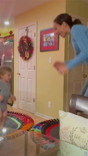 💖💬 «Mein zweieinhalbjähriger Sohn hatte eine Sprachverzögerung und hat erst kürzlich angefangen zu sprechen. Ich habe eine sehr kreative Methode gefunden, ihm Sprachunterricht zu geben!! Danke, bellicon!!» - Maria Maria versprüht seit Jahren als zertifizierte bellicon Trainerin die schwungvollen Vibes des Trampolintrainings. Als Mama hat sie am bellicon noch eine ganz neue Seite entdeckt. 😍 Herzlichen Dank liebe Maria, dass Du Deine Mama-Momente mit uns teilst. 🤗 Hast Du ähnliche Erfahrungen