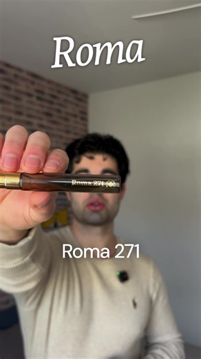 DESCUBRIENDO LOS PERFUMES DE OLFACTIVE TRAVELLER - Parte 1 ¿A qué huele Roma… si la conviertes en perfume? 🇮🇹 Hoy hablamos de Roma 271 de la marca Detrás de este perfume están @NFC PERFUMES y @Fragrance Adventures junto al perfumista Luca Maffei. Y el resultado es algo muy distinto a lo que esperas de un perfume con incienso Apertura cítrica brillante: 🍊 naranja sanguina 🍋 corteza de limón Pero poco a poco se transforma: ☕ café 🌿 pachuli 🌸 iris Hasta llegar a un fondo dulce, ambarado y env