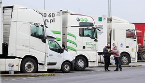 Un șofer român de TIR și-a iertat soția că l-a înșelat, apoi a urmărit-o și a văzut că o face din nou. Condamnat pentru că i-a monitorizat telefonul