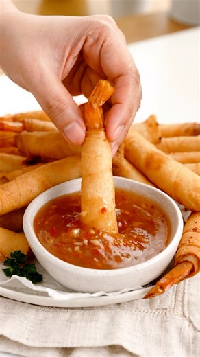 2.8M views · 16K reactions | Easy sweet chilli sauce recipe, anyone can make at home. Ingredients 2-3 tbsp dried red chilli flakes (adjust to taste) ½ cup/100g white sugar ½ cup/120ml water ½ cup/120ml white vinegar 2 tbsp minced garlic 1 tsp salt ( or to taste ) 1 tbsp cornstarch or potato starch or tapioca starch (mixed with 2 tbsp water) | Khin's Kitchen | Facebook