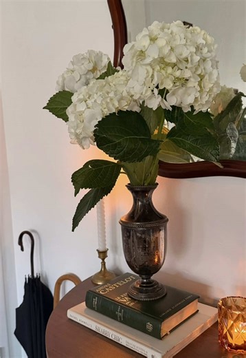 A few treasures from the Paris flea markets—each one worth the extra weight in my suitcase. And yes, that includes walking through the airport with an antique, hand-carved handle umbrella like it was totally normal. ✨🗝️