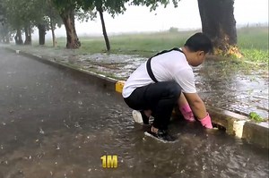 越南暴雨过后下水口被落叶堵塞，小哥连夜工作_哔哩哔哩_bilibili