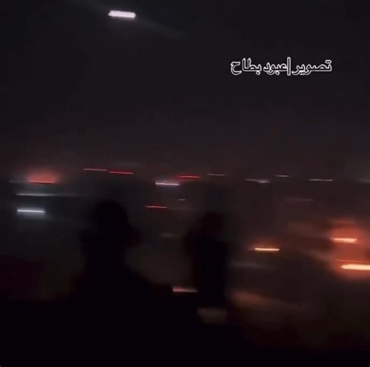 Helicópteros Apache israelíes abren fuego con ametralladoras pesadas contra miles de civiles palestinos que esperan ayuda en Nuseirat, en el centro de Gaza. Escenas apocalípticas: helicópteros militares israelíes disparan, según informes, contra multitudes de palestinos desarmados que se congregaban para recibir ayuda humanitaria. Se reportan víctimas: civiles abatidos en lo que los testigos describen como una masacre. | Territorio Comanche