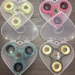 Helemaal glitz... De nieuwe rage! Spinners maar dan glitter en met een hartjes opbergdoosje! Yes is like! 6.95 per stuk incl doosje... vrijdag binnen nu al te bestellen! https://www.glitz4kids.nl/a-48405934/speelgoed/glitz-fidget-spinner/ | Glitz4kids