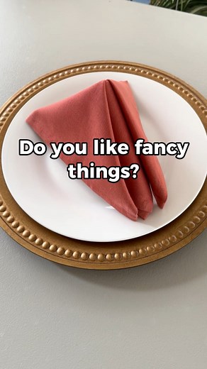 How to fold your cloth napkins the fancy way! #hosting #dinnertable #tablesettingfordinner #CreativeContent #napkinfolding | Annie Lynn