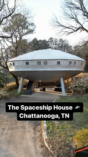 The Spaceship House in Chattanooga, Tennessee, was built in 1972 on Signal Mountain. It’s approximately 2,000 sq. ft. with three bedrooms and two baths. If you’re visiting Chattanooga, this is a must see! It’s truly out of this world. 👽 #spaceshiphouse #chattanooga #outterspace #aliens #tennesseeadventures #discovertheunusual #signalmountain #unusalhouses #futuristic #futuristichouse | Tn.i.see