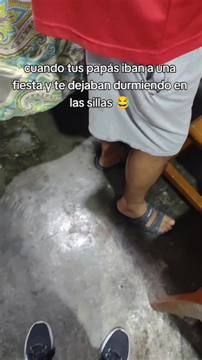 Bebés y gatos durmiendo en fiesta