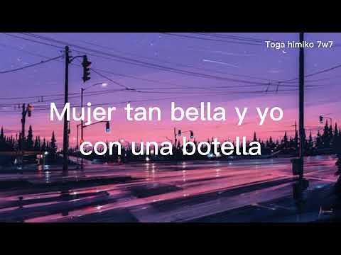 Mujer tan bella y yo con una botella