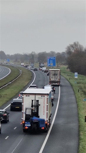 Gigantische vertraging op A7 door ongeluk bij Oostwold De donderdagochtendspits liep volledig in het honderd op de A7 na een ongeluk ter hoogte van Oostwold. Het verkeer kwam vrijwel tot stilstand, waardoor tussen Marum en Groningen-Westpoort een kilometerslange file van meer dan 13 kilometer ontstond. De vertraging liep daarbij op tot ruim 80 minuten. Pas later in de ochtend wist het verkeer zich langzaam te herstellen en loste de opstopping geleidelijk op. Over de oorzaak van het ongeval is vo