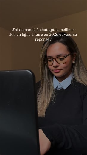 MÉLINA | TÉLÉTRAVAIL & JOB EN LIGNE on Instagram: "Franchement, la réponse m’a surprise au début… ChatGPT m’a dit : vendre des produits digitaux. Et en vrai, c’est totalement logique. Un produit digital, c’est simplement quelque chose que tu crées une fois (un fichier, un contenu, une ressource) et que tu peux vendre en illimité, sans stock, sans livraison, sans logistique. Ça peut être un ebook, une formation vidéo, un guide PDF, un template Canva, une check-list, une masterclass… bref : un sav