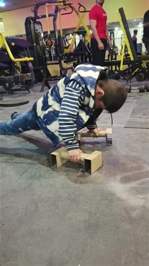 1 kid doing pushups#motivation#gymworkout#gymexercises short video