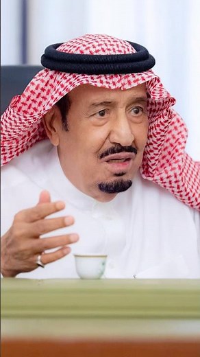 الملك سلمان بن عبدالعزيز يزور مكتبة في امارة الرياض