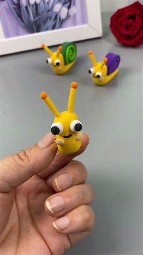 The super simple clay snail is here. Try it with your children. Parent-child crafts, kindergarte