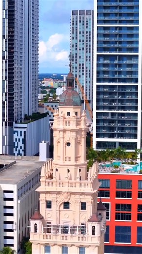 Timeless from every angle 🤍 Since 1925, the Freedom Tower has shaped Miami’s skyline, where history and world-class art converge above the city. — Intemporal desde todos los ángulos 🤍 Desde 1925, la Torre de la Libertad ha definido el horizonte de Miami, donde la historia y el arte de clase mundial se encuentran sobre la ciudad. | MDC Freedom Tower