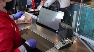 Seller Scans Goods Checkout Supermarket Close: vídeo stock (100% livre de direitos) 1071778258 | Shutterstock