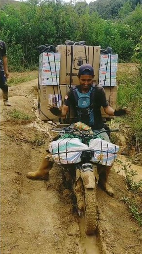 Muatan setinggi rumah nekat trabas jalur hancur Seko. Sanggupkalewat?#seko #ojekseko #shots #viral