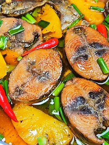 126K views · 982 reactions | Quá ngon cơm với món cá ngừ kho thơm chấm rau sống thì hết sẩy - Tú Lê Miền Tây --- © Bản quyền của video này thuộc về Tú Lê Miền Tây & Dien Quan Network. © The copyright of this video belongs to Tú Lê Miền Tây & Dien Quan Network. #TuLeMienTay | DIEN QUAN Food & Lifestyle - Ẩm thực | Facebook